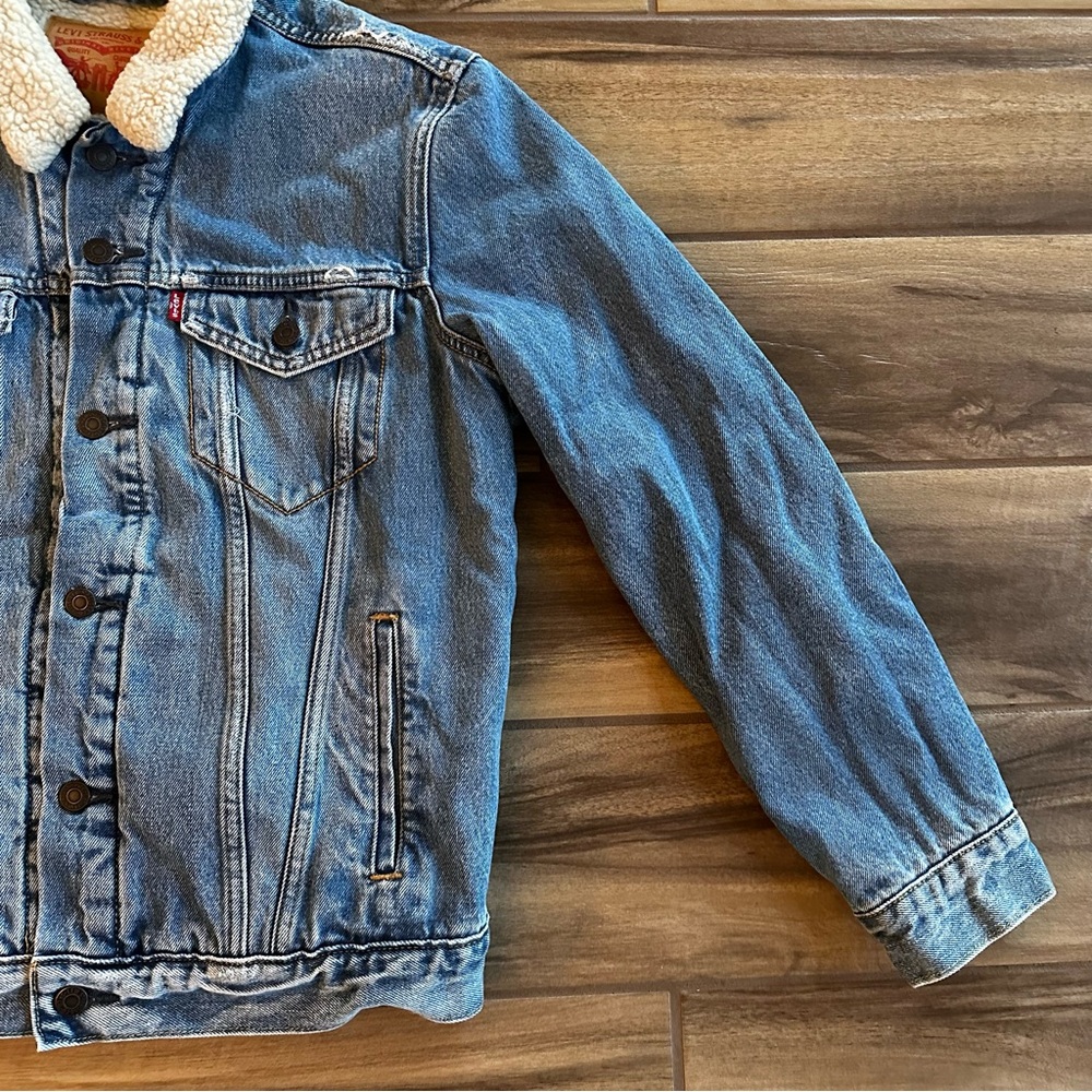 SOLD - LEVI’s Distressed Fleece Truckers Jacket Sz MED - Picture 6 of 10